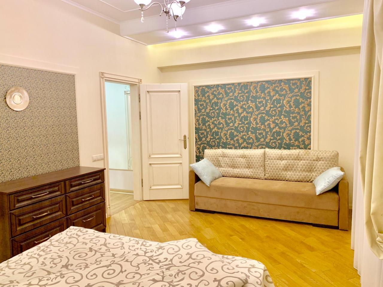 Two-Bedroom On Lesi Ukrainky Lviv Eksteriør bilde